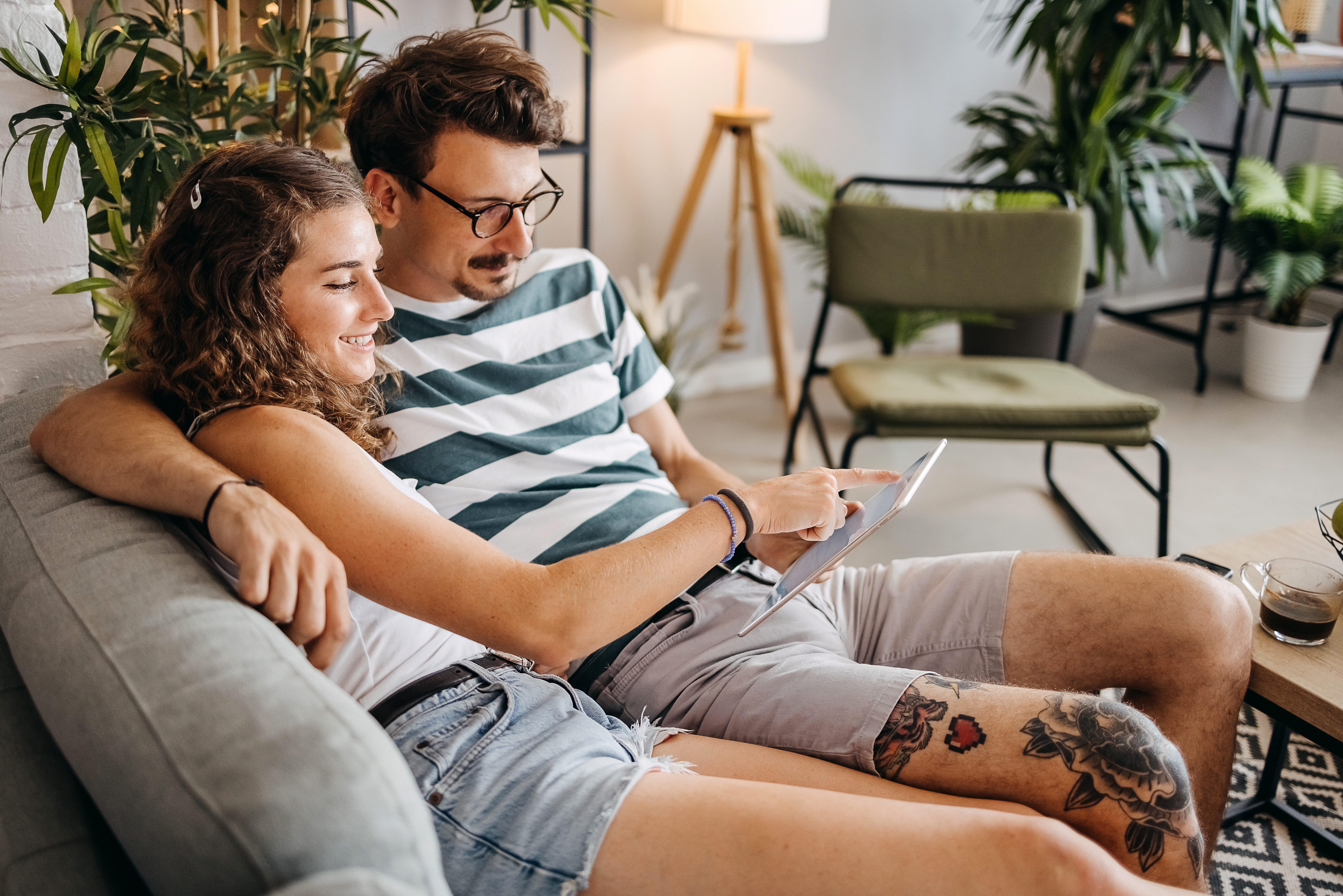 Casal planejando as finanças e simulando o uso do FGTS para comprar um apartamento na planta.